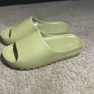 Addis’s Yeezy Slide Resin